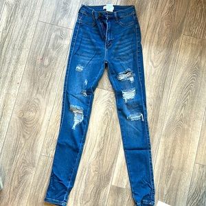 Like new Gorgwous woman’s ripped Vibrant jeans